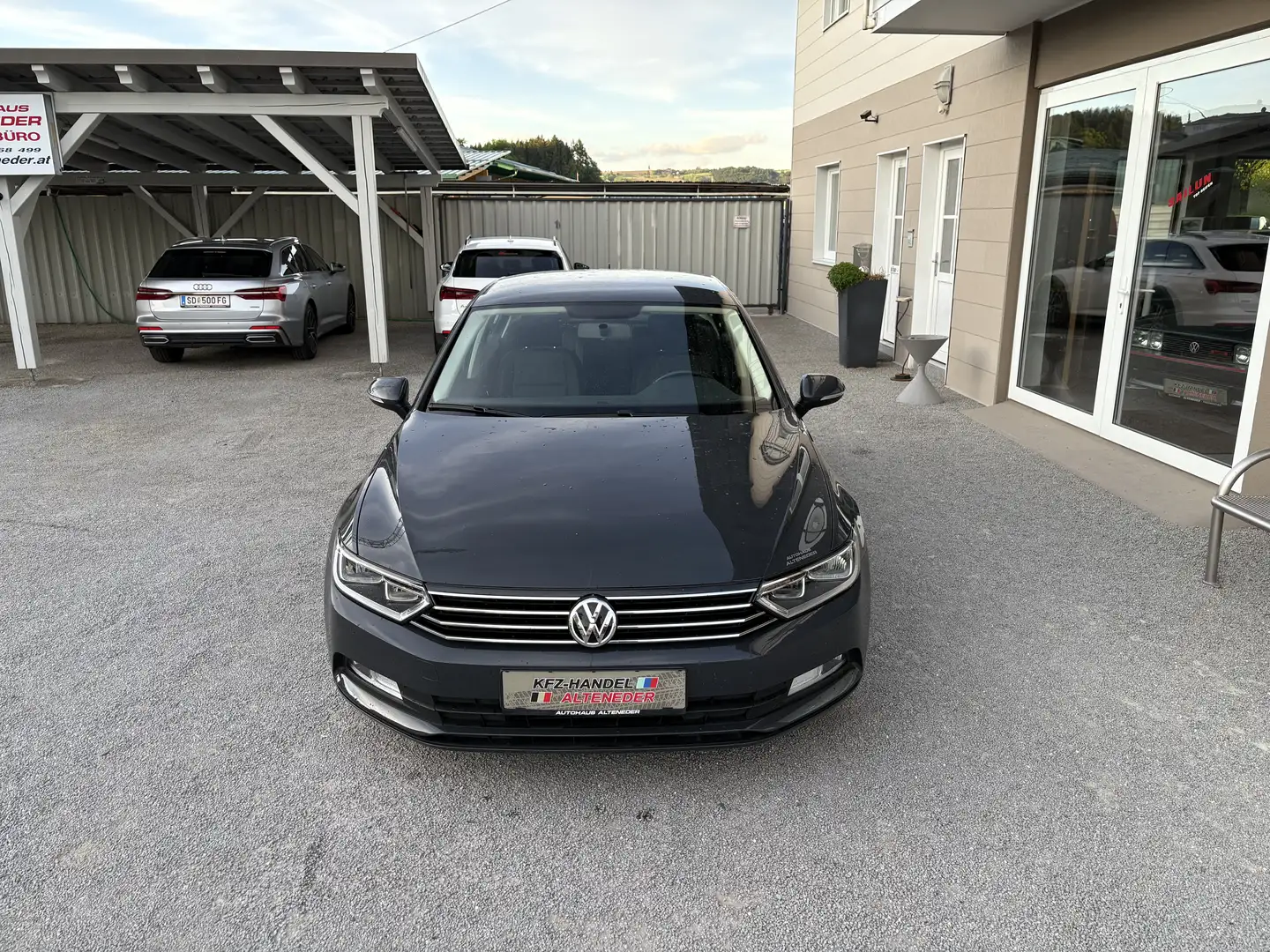 Volkswagen Passat Lim. Trendline 1,6 TDI *1.BESITZ*NAVI*CARPLAY*PDC* Grau - 2