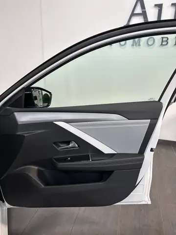Opel Astra view 8