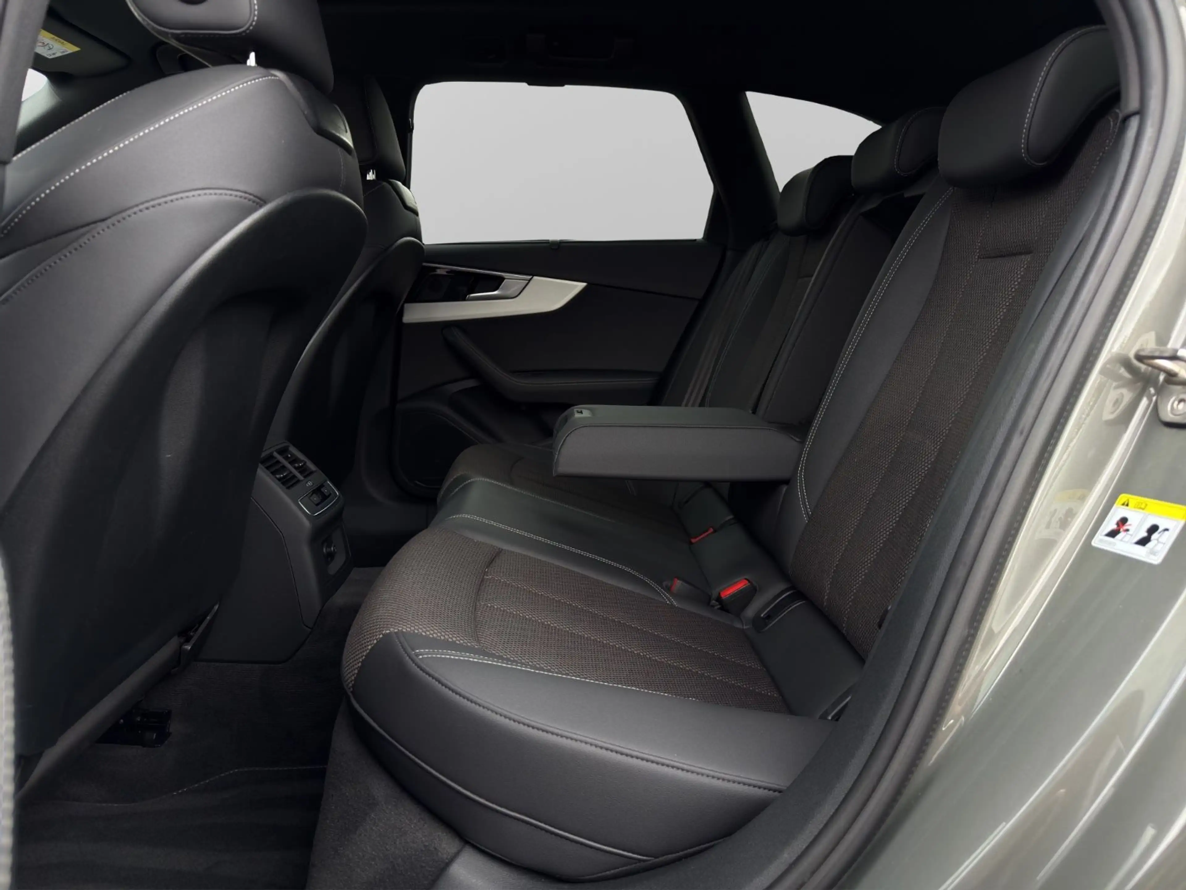 Audi A4 Avant 40 TFSI quattro S line competition plus — photo 12
