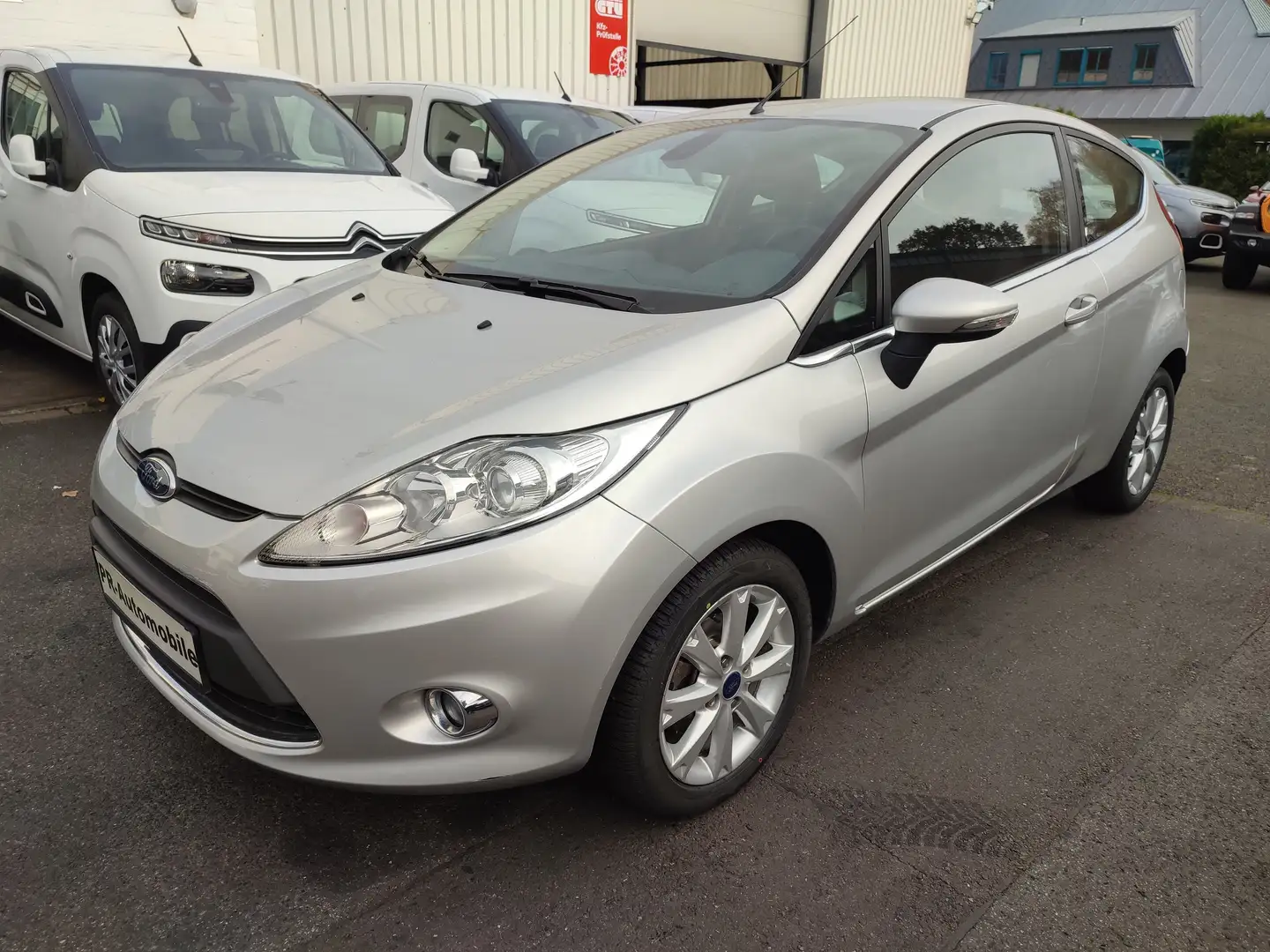 Ford Fiesta Titanium Klima/Alufelgen/Zahnriemen neu Silber - 1