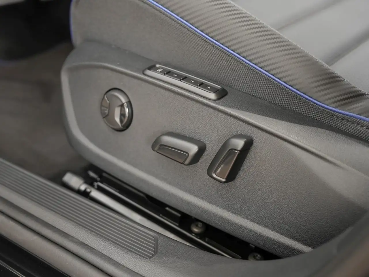 Volkswagen Golf VIII Variant R 2.0 TSI 245 kW 4Motion R 16