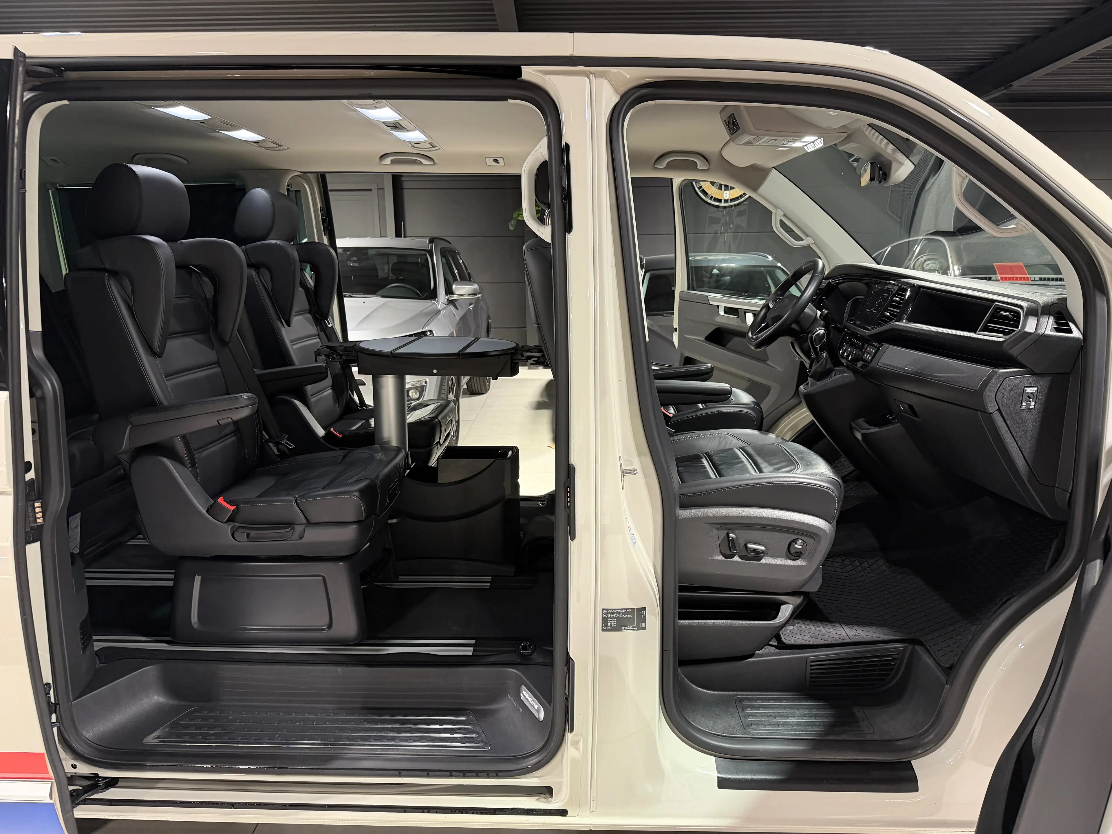 Volkswagen T6.1 Multivan 2.0 TDi 4Motion Highline DSG 7 PLACES DISTRONIC COCKPIT CAMERA LED 53 HERBIE FULL FULL OPTIONS — photo 14