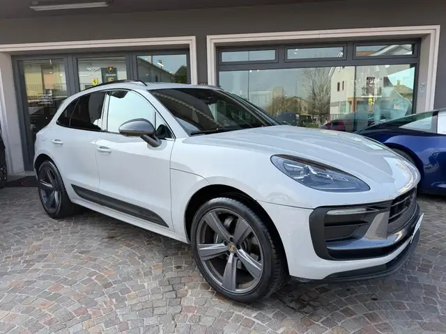 Porsche Macan view 4