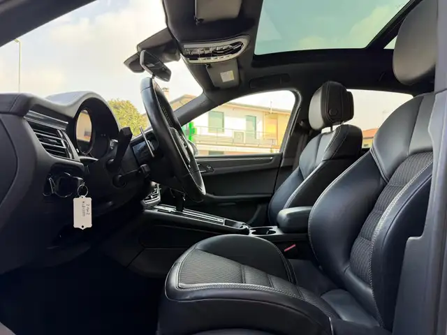 Porsche Macan view 14