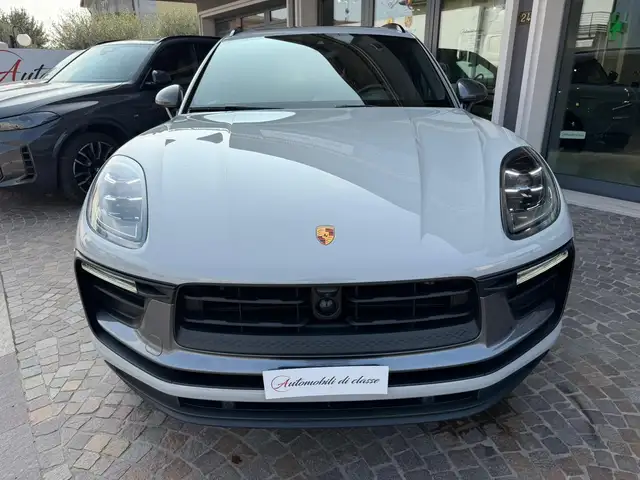 Porsche Macan view 3