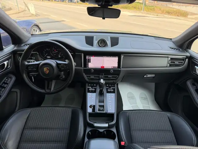 Porsche Macan view 15