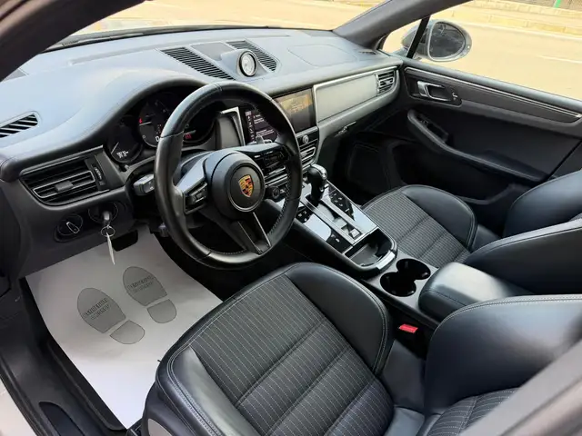 Porsche Macan view 12