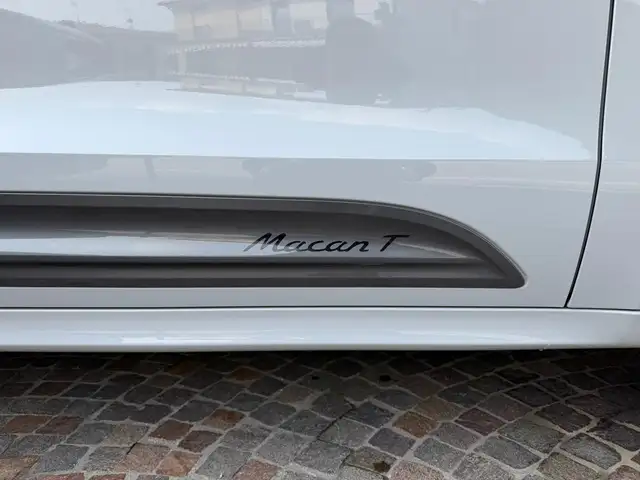 Porsche Macan view 13