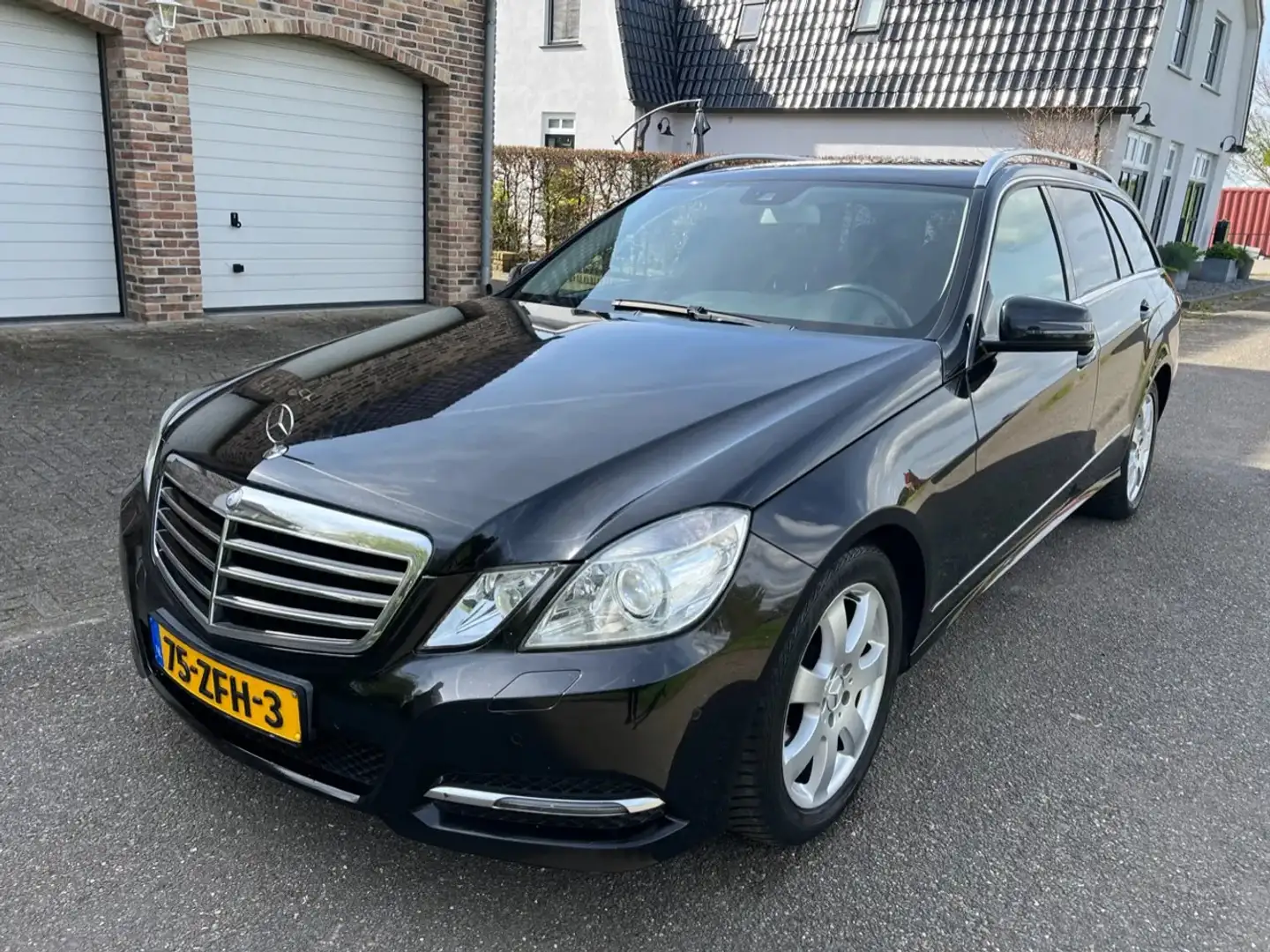 Mercedes-Benz E 200 Estate CGI Premium Edition XENON.NAP! Zwart - 1