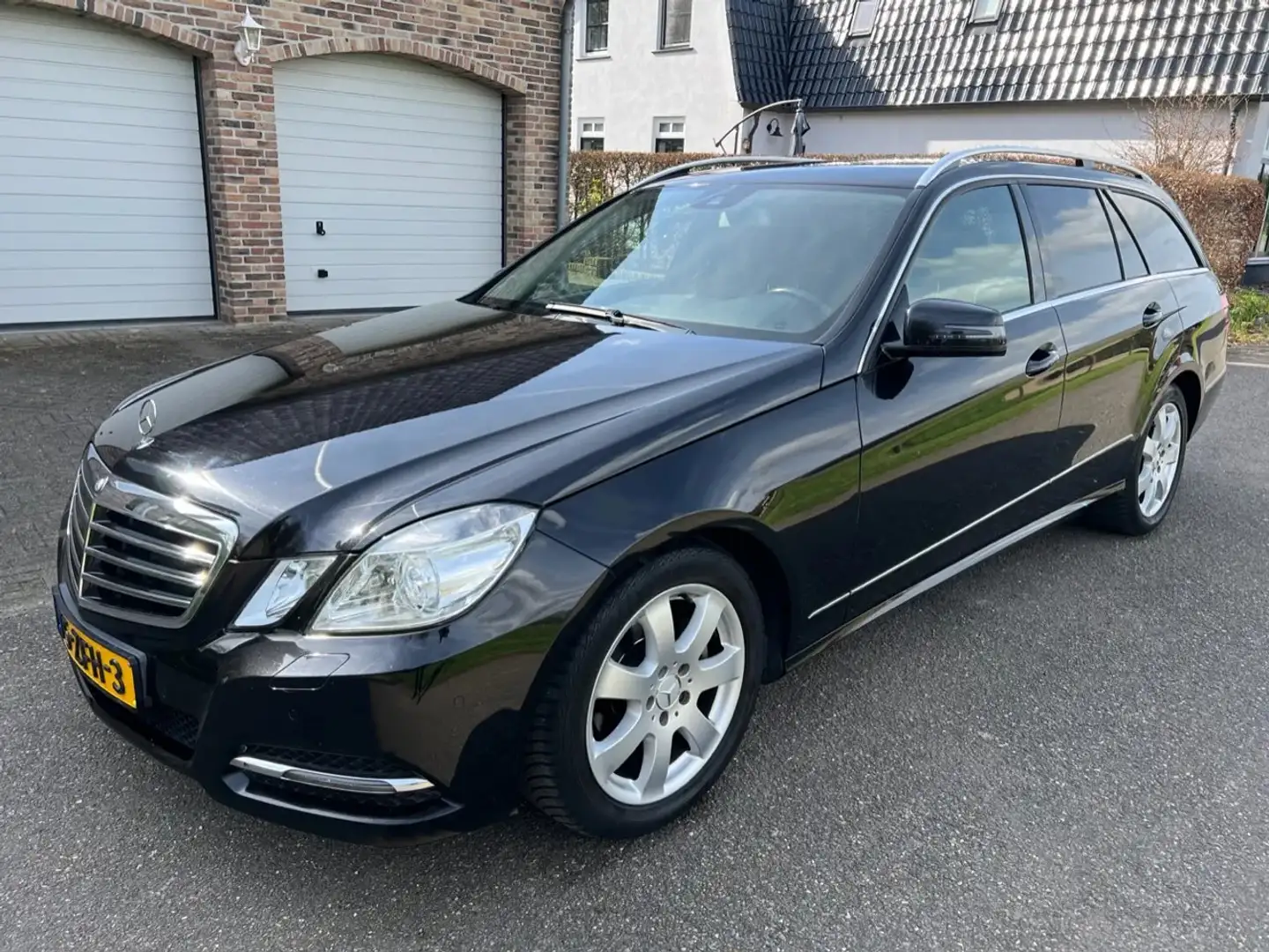 Mercedes-Benz E 200 Estate CGI Premium Edition XENON.NAP! Zwart - 2