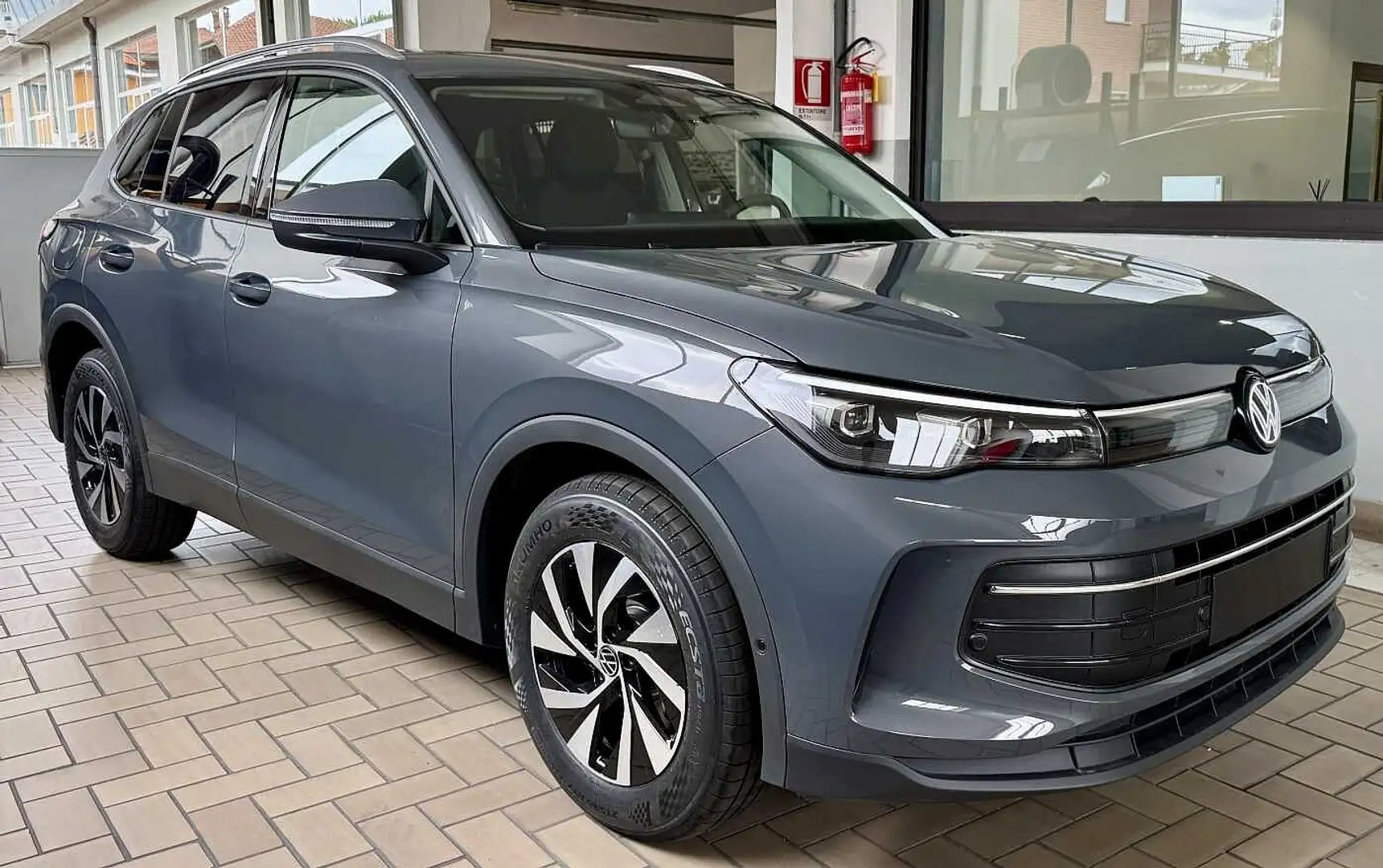 Volkswagen Tiguan 3ª serie 2.0 TDI 150 CV DSG Edition Plus Gris - 2