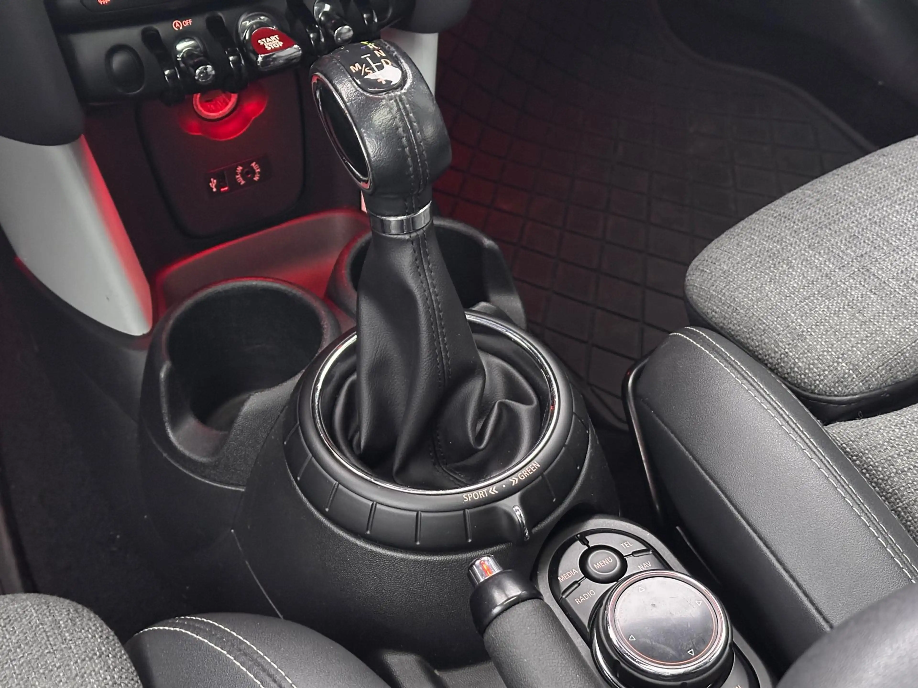 MINI Cooper S 2.0 Automaat Pano Stoelverwarming Navi — photo 18
