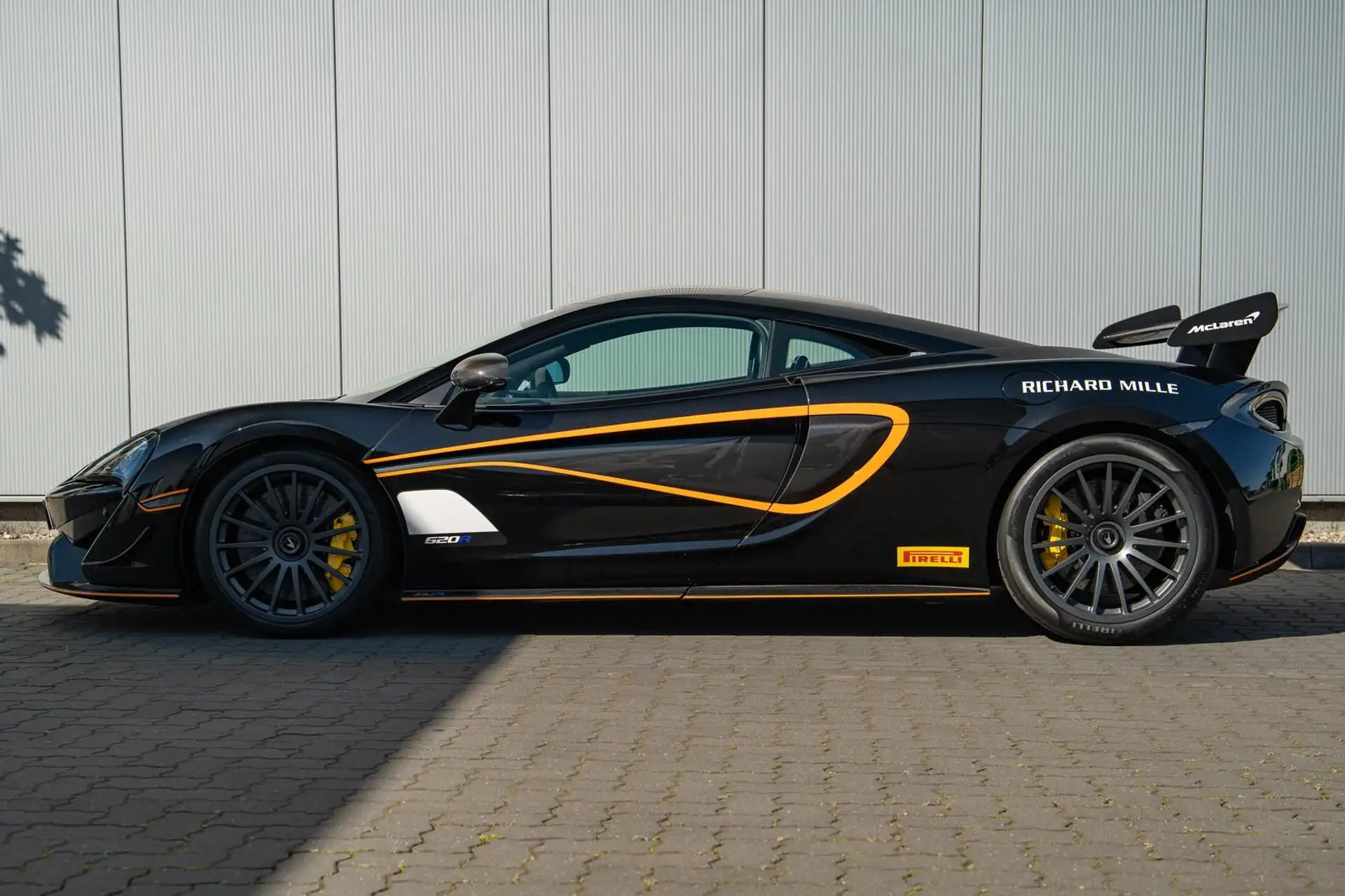 맥라렌 620 R 2020 검정 사진 3