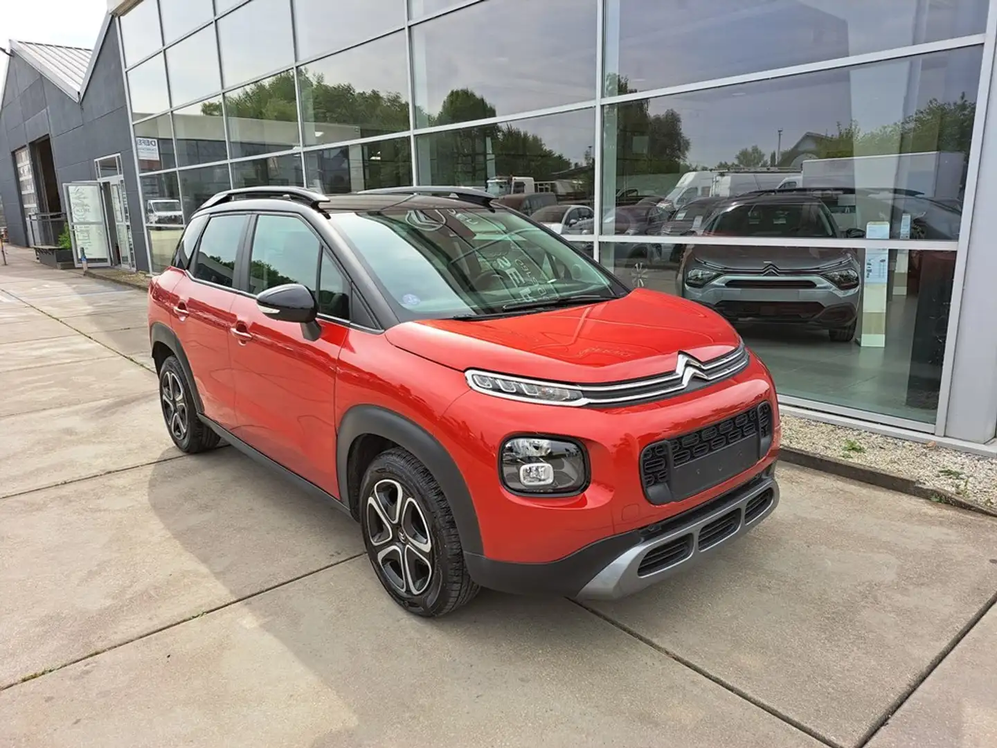Citroen C3 Aircross 1.2 PureTech 110 Feel S&S Rood - 1