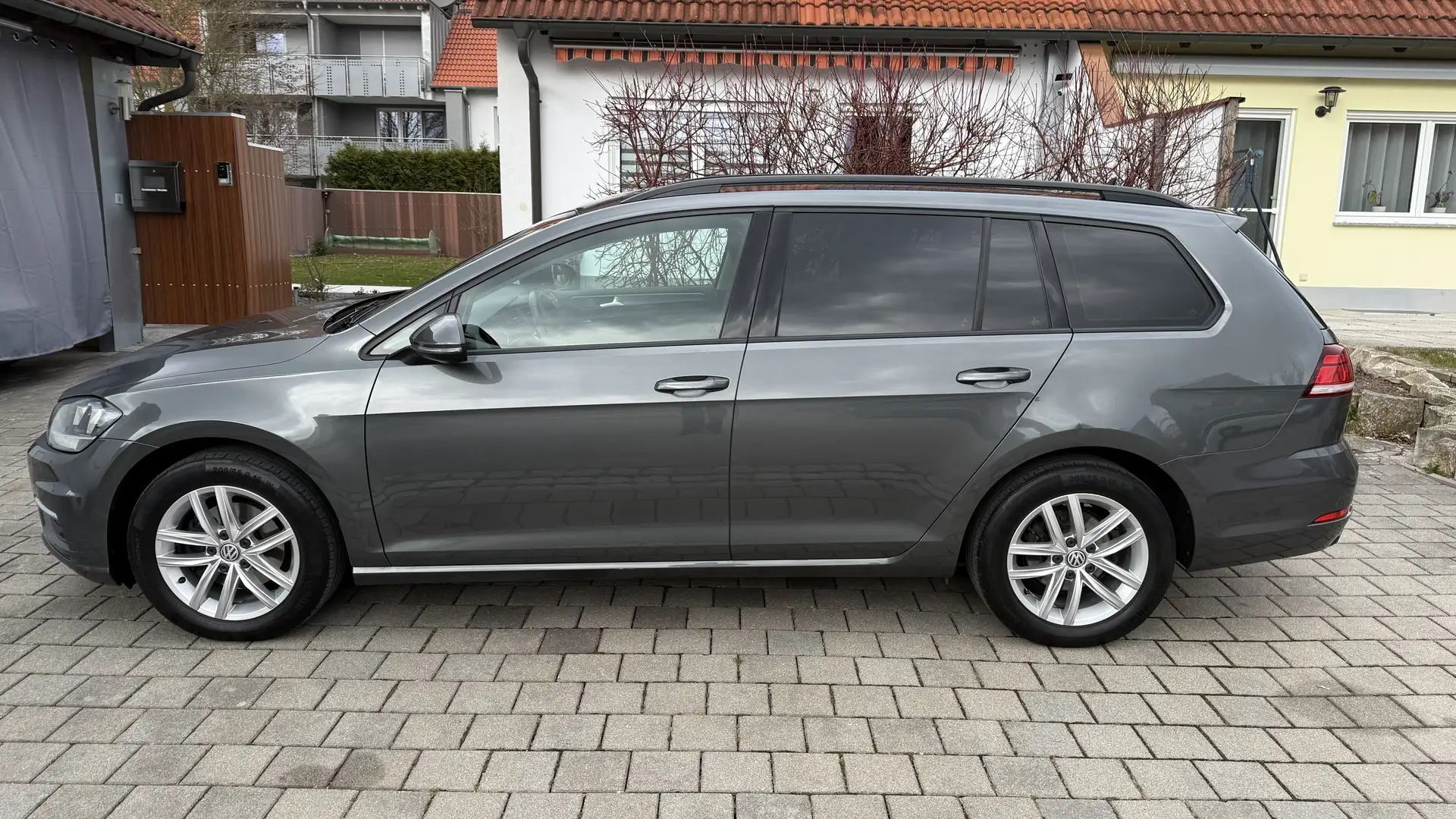 Volkswagen Golf VII VARIANT 1,6tdi Scheckheft AHK PDC ORGINAL TOP Grau - 2