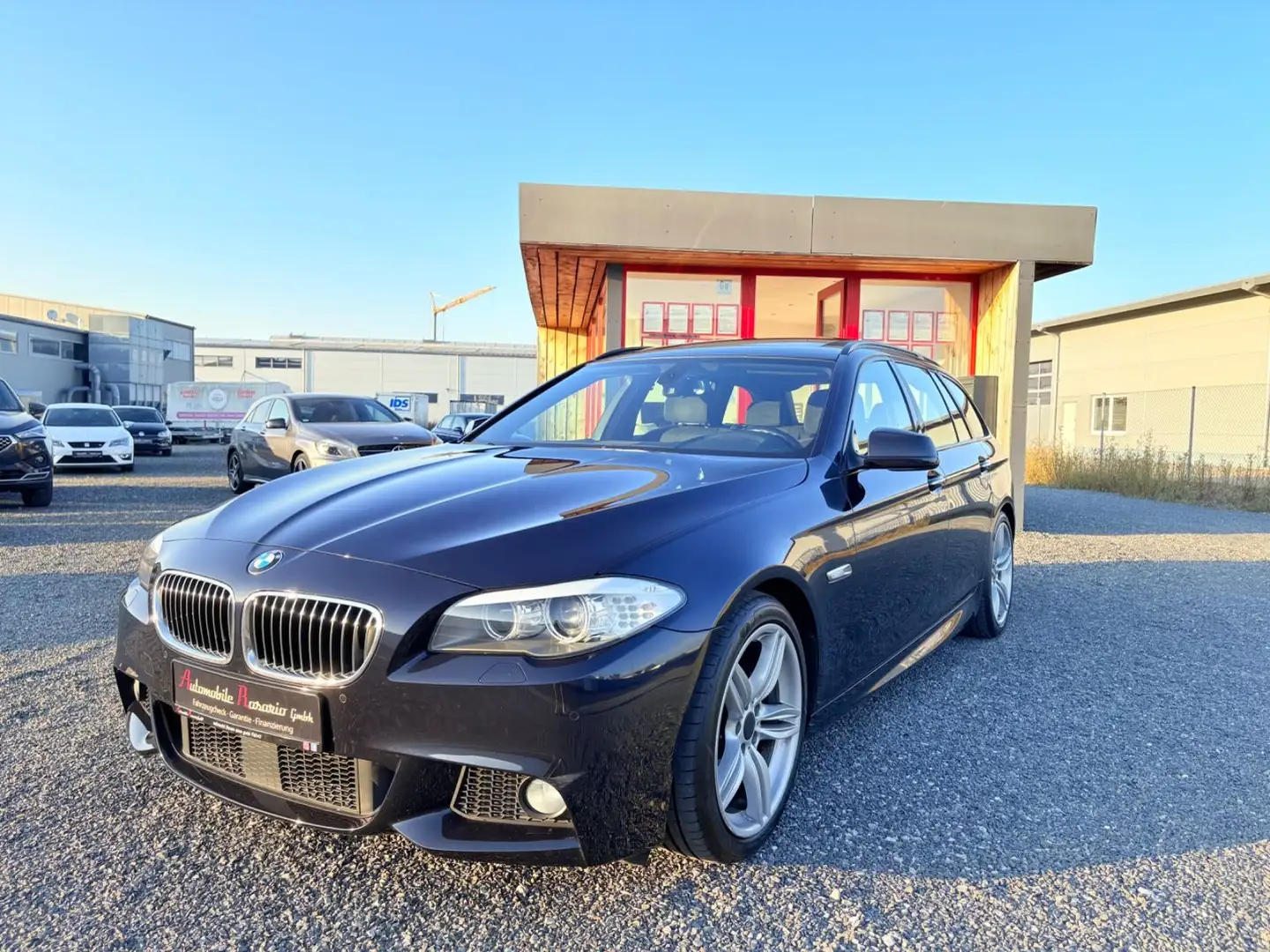 BMW 520 d Touring M Paket PANO HIFI NAVI AHK Xenon Schwarz - 1