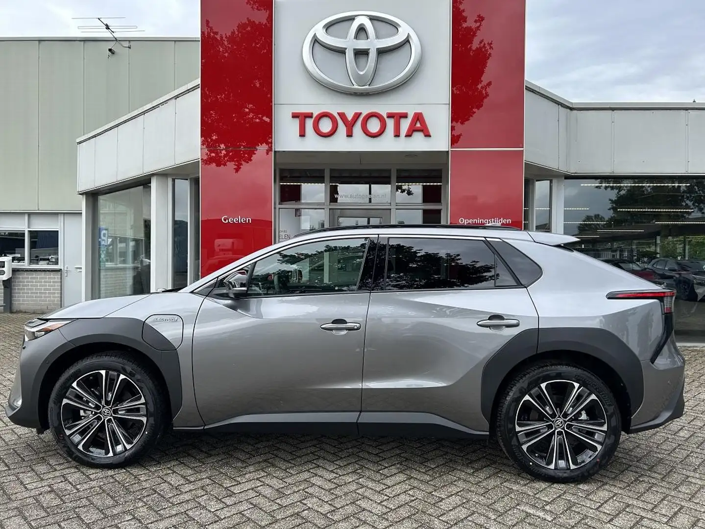Toyota bZ4X Premium 71 kWh 3 fase Grijs - 2