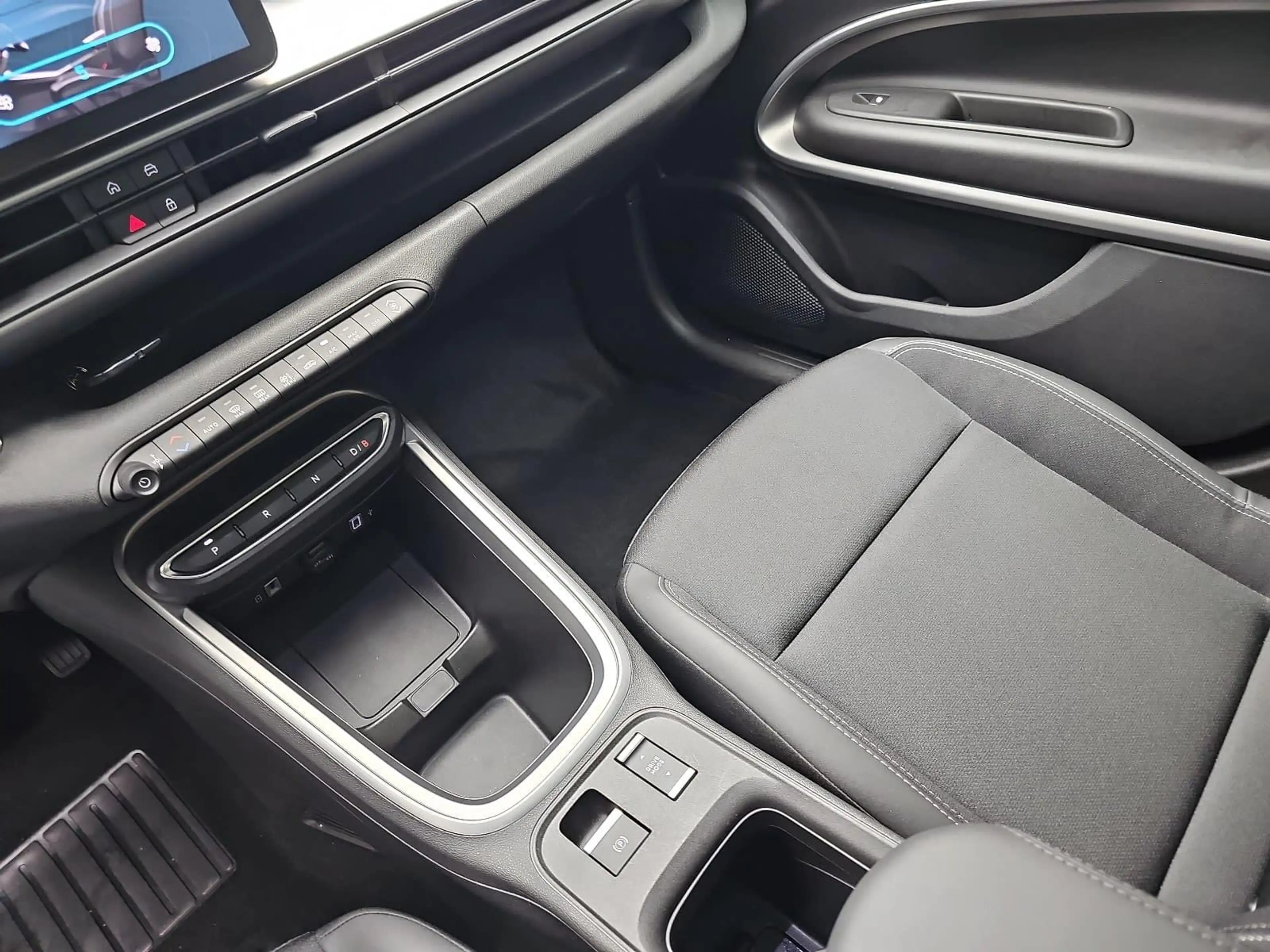 Jeep Avenger AVENGER AUTO. 51KWH ALTITUDE LED PANO LM17 — photo 13