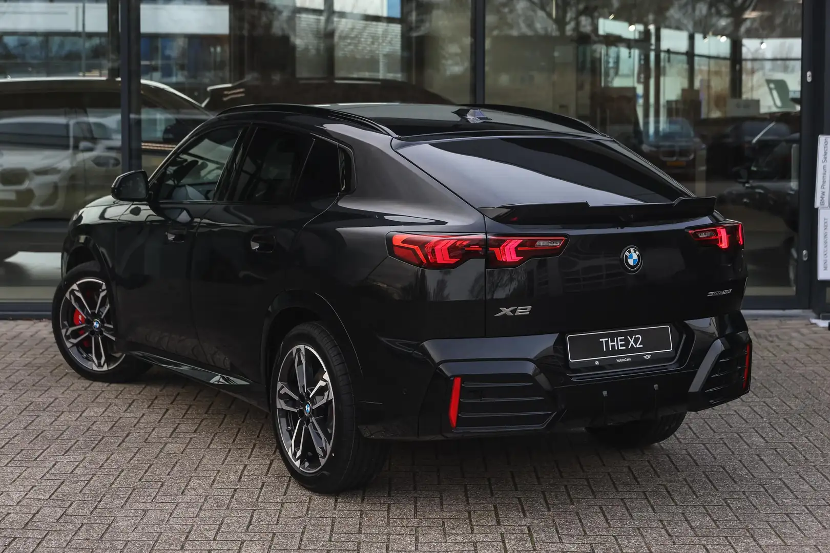 BMW X2 sDrive20i M Sport Automaat / Panoramadak / Trekhaa Zwart - 2
