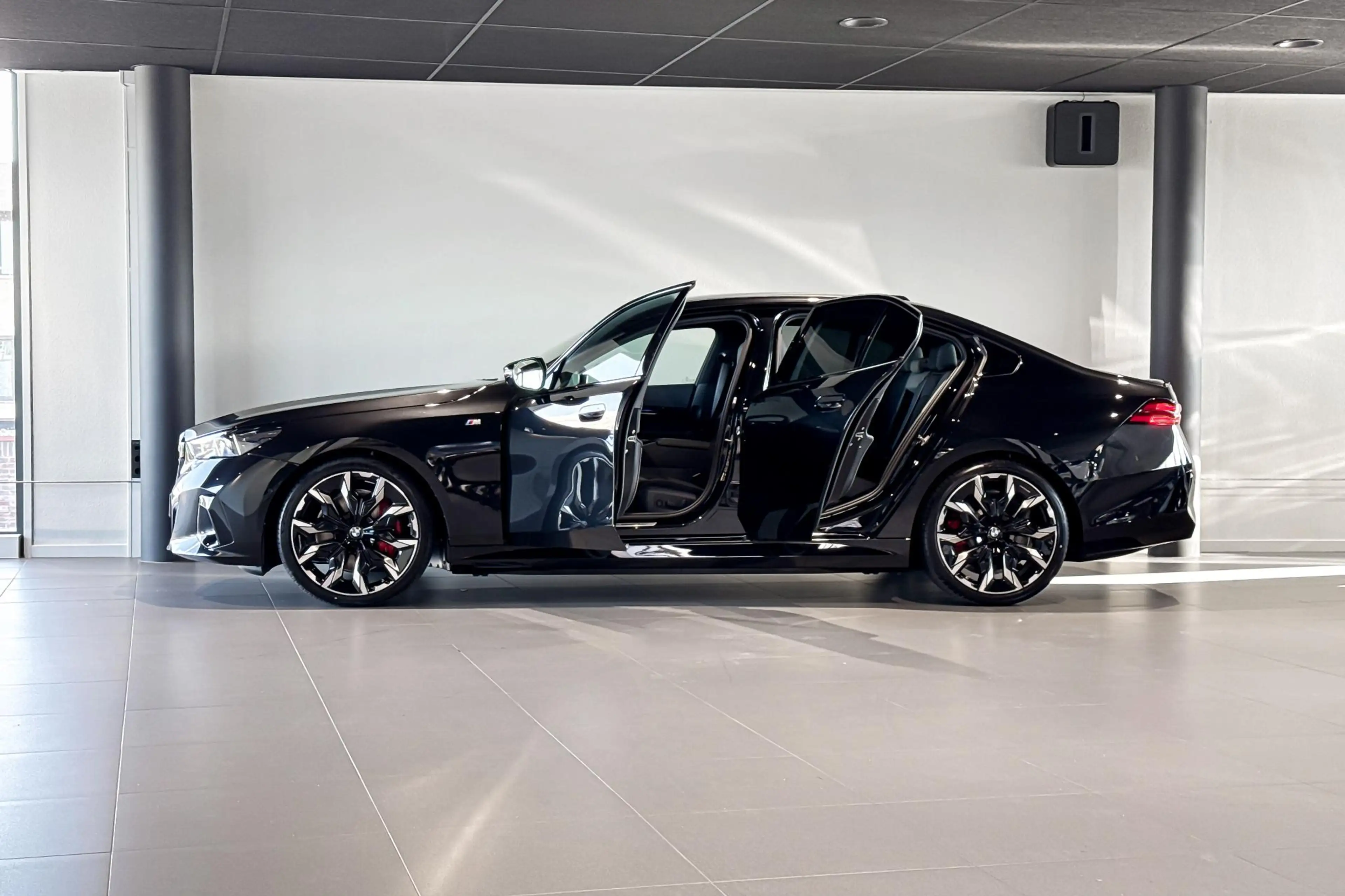 BMW i5 M60 xDrive 84 kWh | M Sport Pro | Glazen Panoramad — photo 3