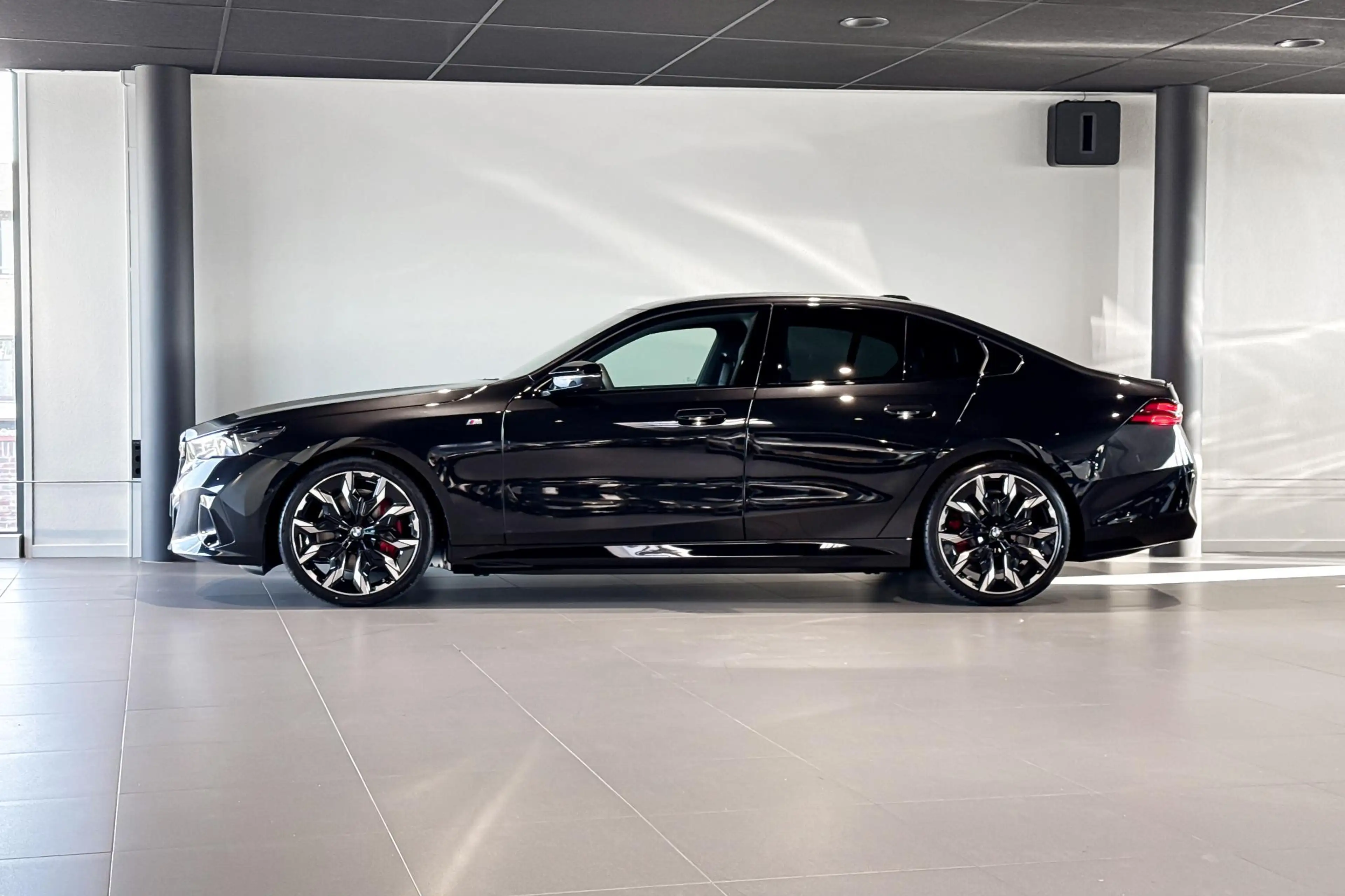 BMW i5 M60 xDrive 84 kWh | M Sport Pro | Glazen Panoramad — photo 2
