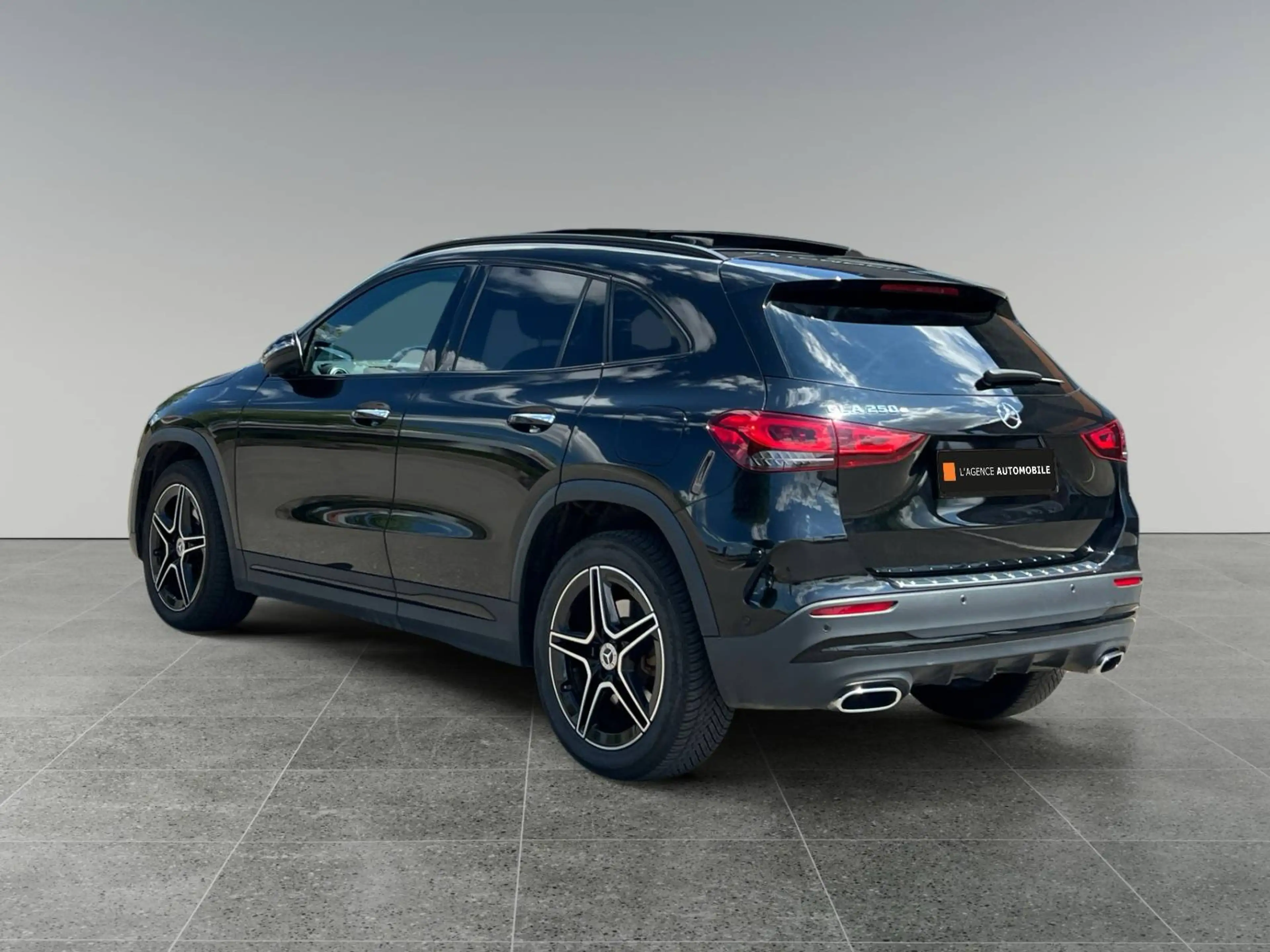 Mercedes-Benz GLA 250 PHEV AMG Line-TOIT PANO-GARANTIE 12 MOIS- — photo 4