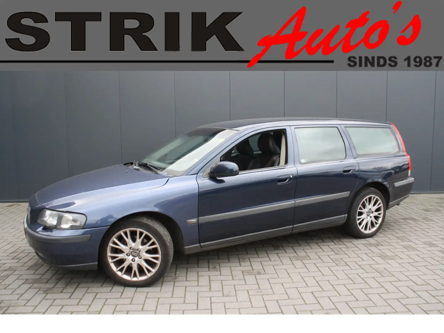 Volvo V70 2.4 1710 PK Comfort Line - AIRCO - PDC - TREKHAAK Blauw - 1