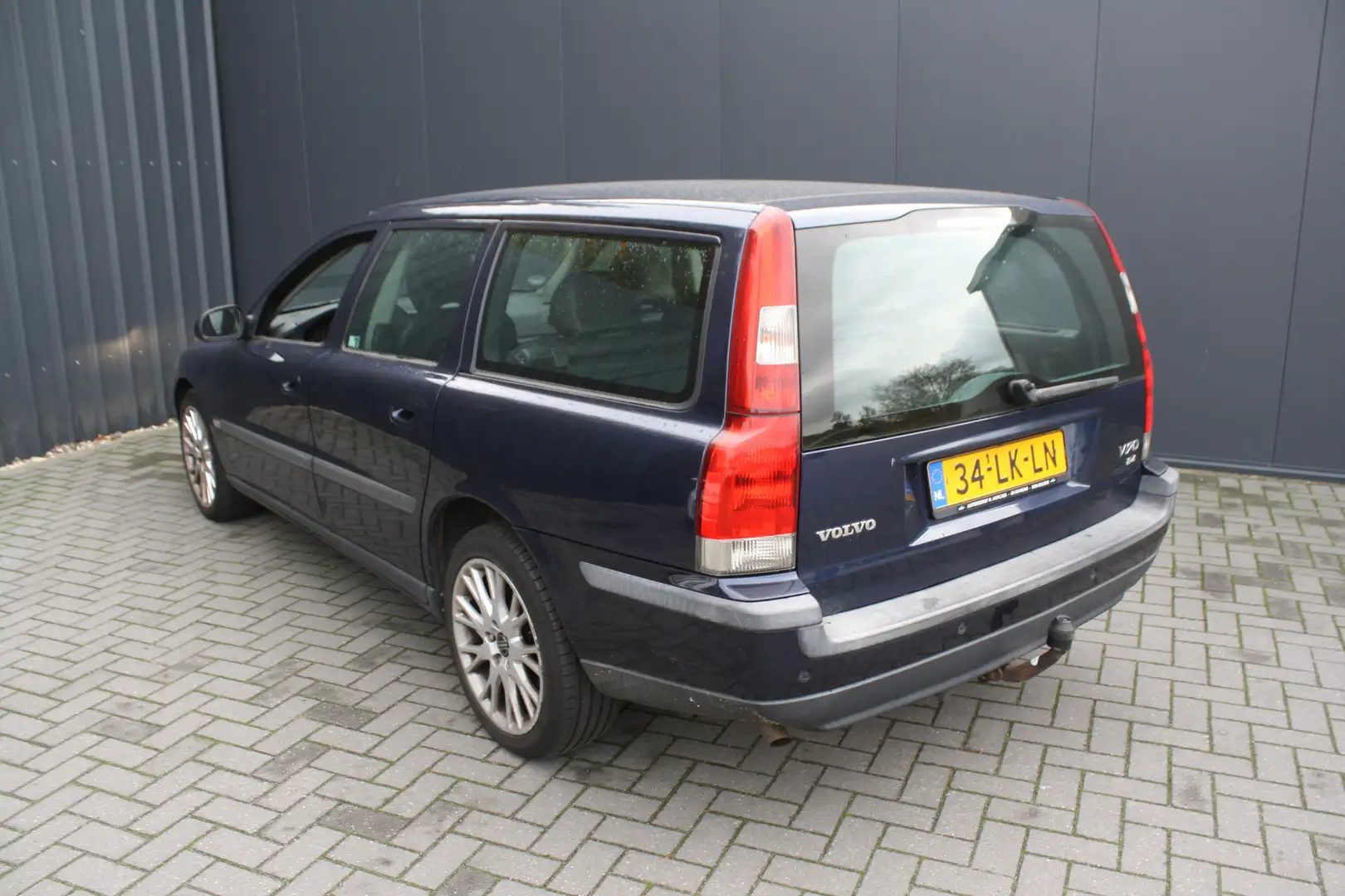 Volvo V70 2.4 1710 PK Comfort Line - AIRCO - PDC - TREKHAAK Blauw - 2