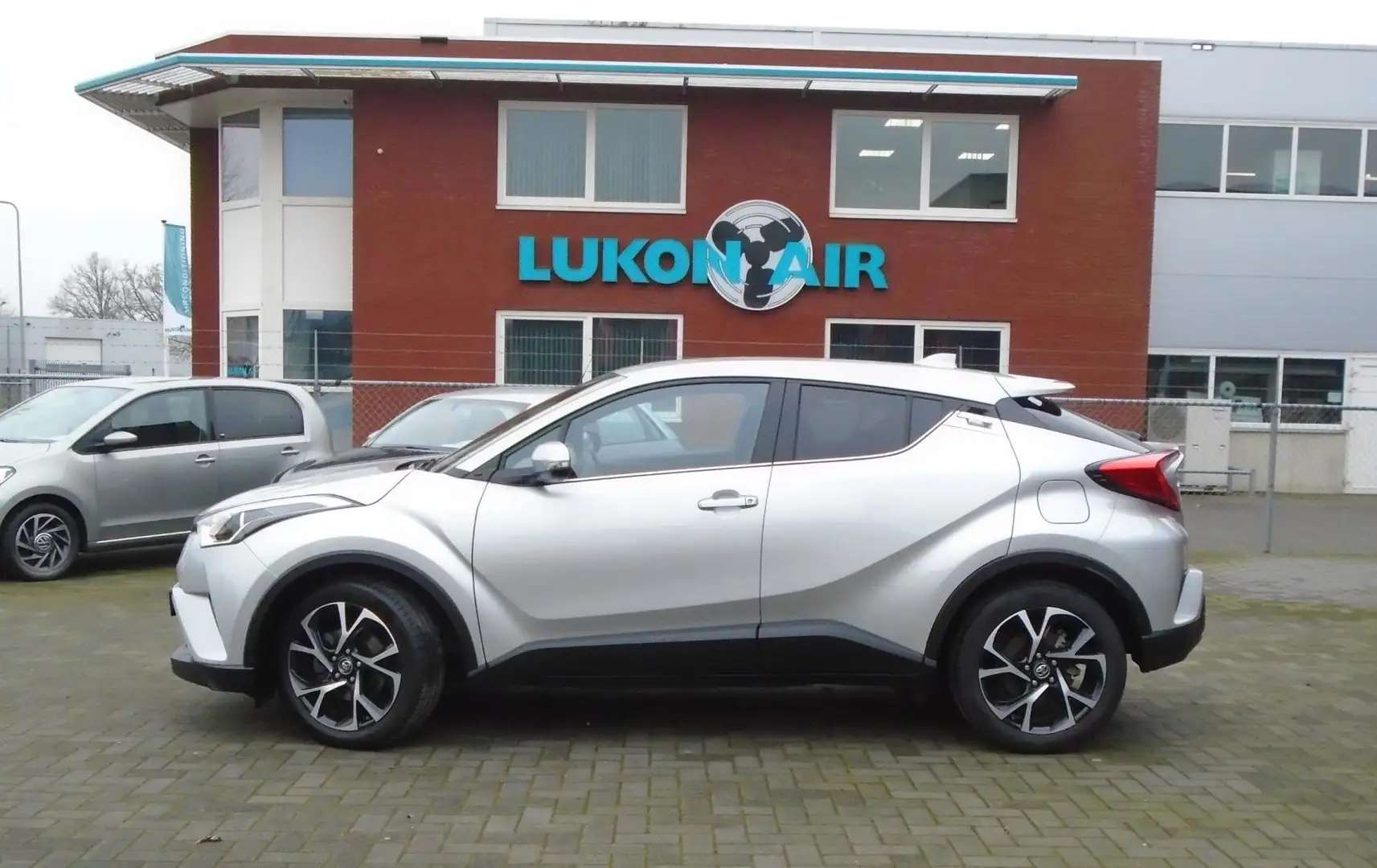 Toyota C-HR 1.2 Dynamic,Leder,Navi,Camera Grijs - 2
