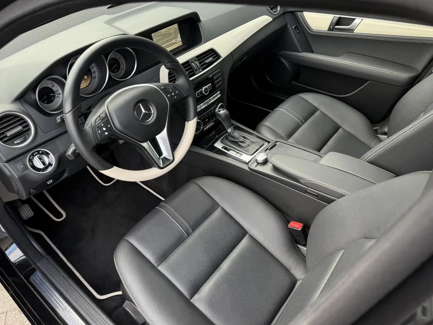 Mercedes-Benz C 180 Avantgarde Estate Edition | Xenon | 1e Eigenaar | Zwart - 2