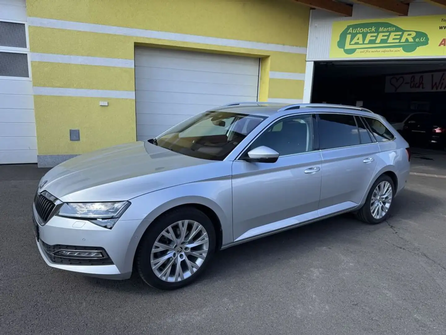 Skoda Superb Kombi Style 2.0TDI DSG -AHK -LED! TOP! Silber - 1