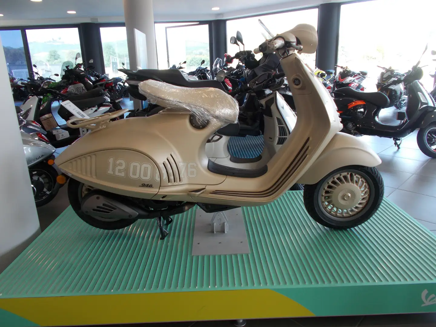 Vespa 946 DRAGON Bej - 1