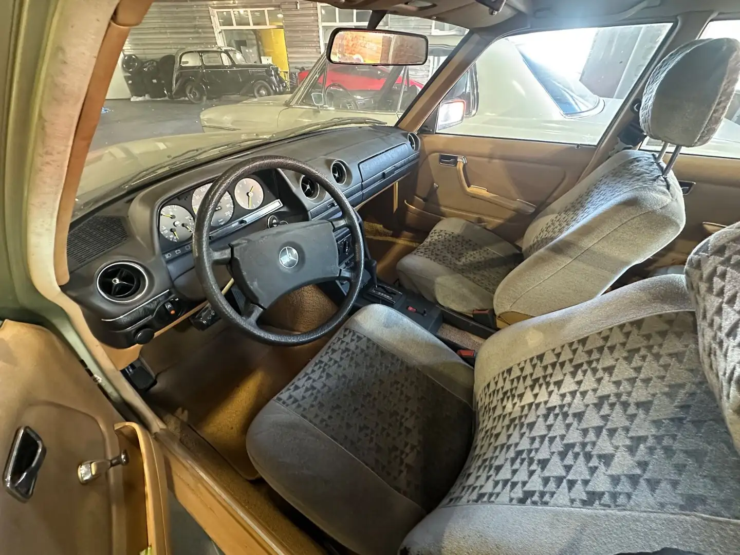 Mercedes-Benz 250 W123 Limousine Vert - 2