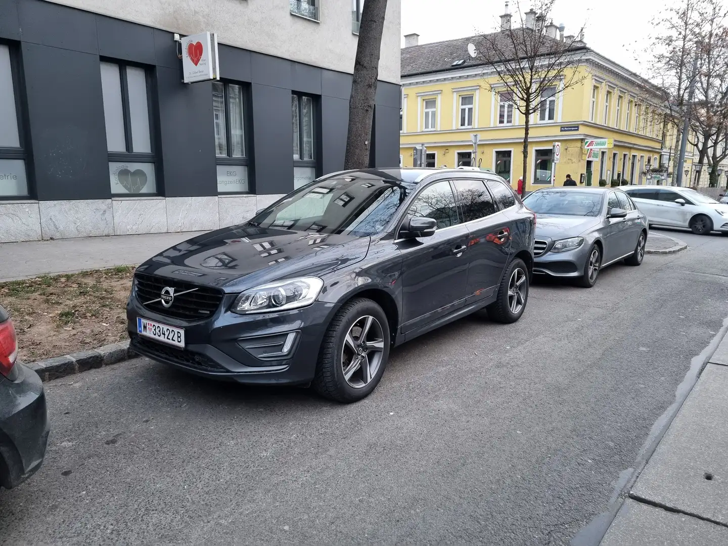 Volvo XC60 XC60 D4 Momentum R-Design Geartronic Momentum R-Design Grau - 1