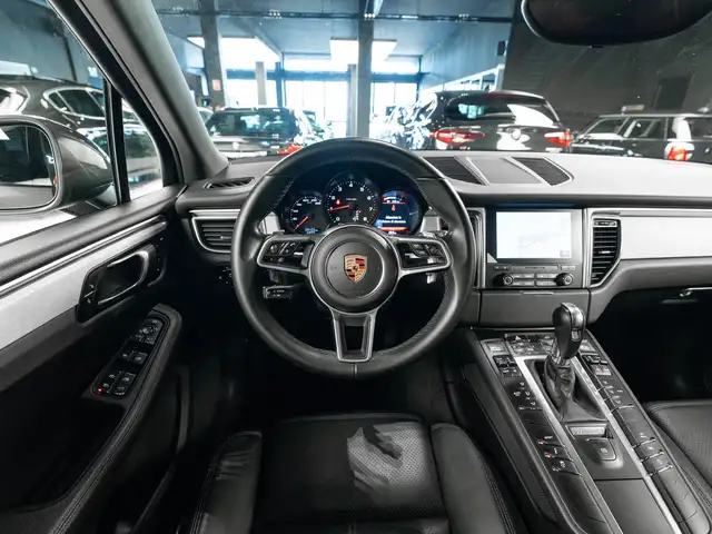 Porsche Macan view 11