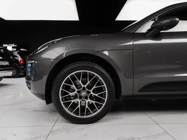 Porsche Macan view 8