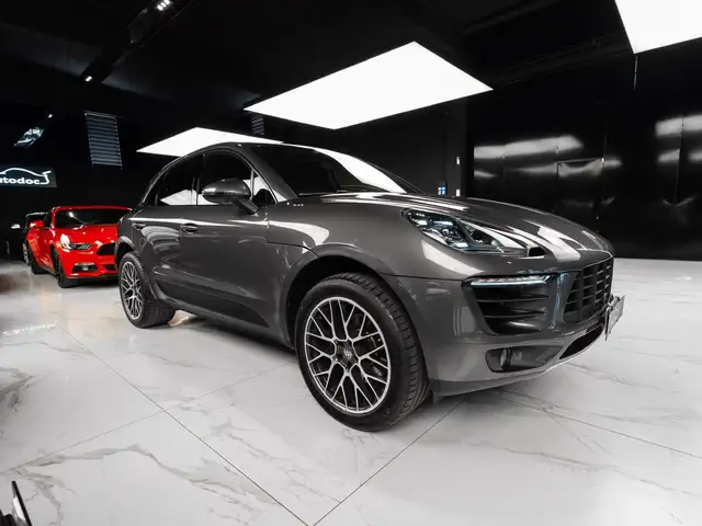 Porsche Macan view 3