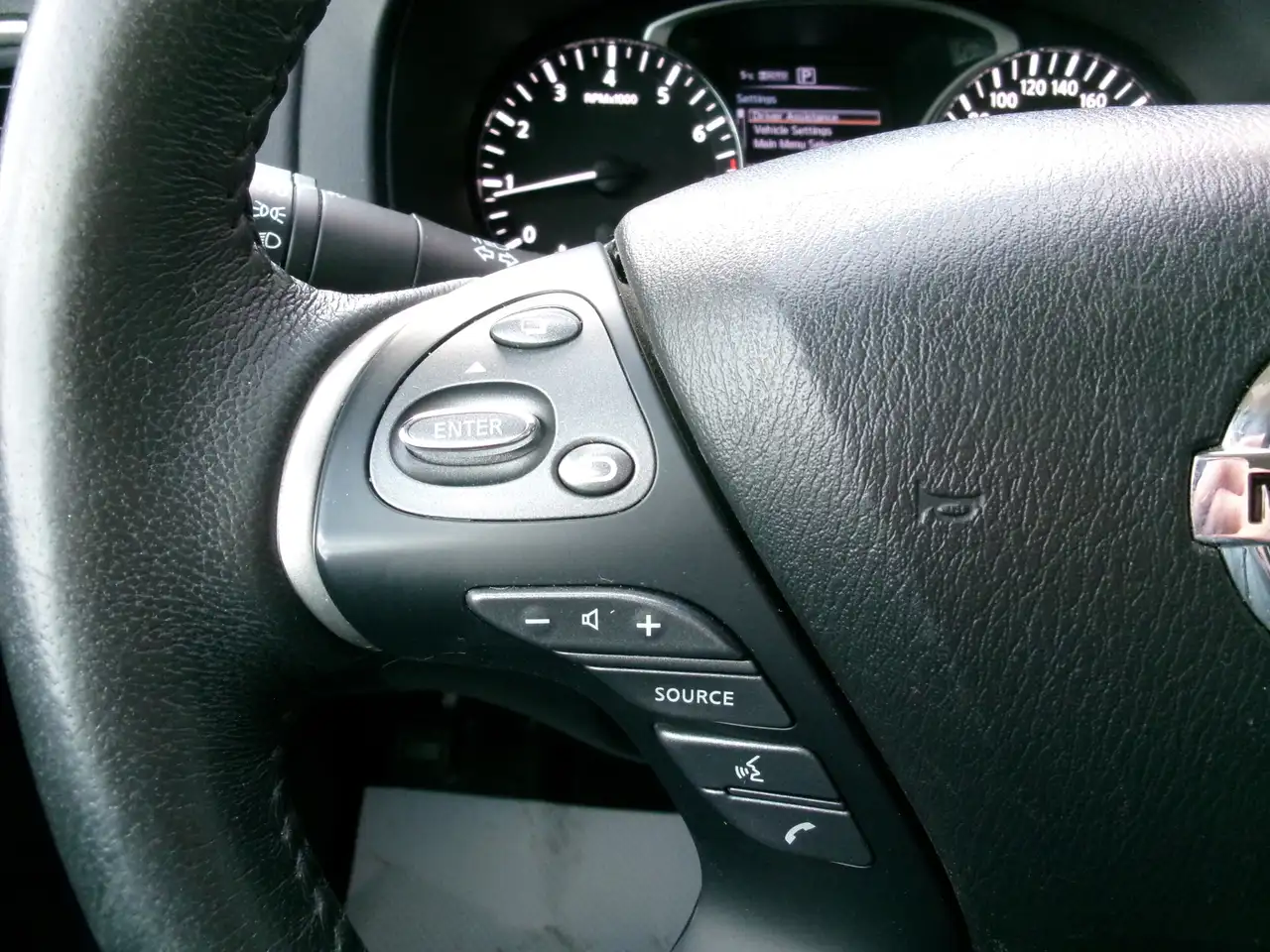 Nissan Pathfinder снимка Nissan Pathfinder