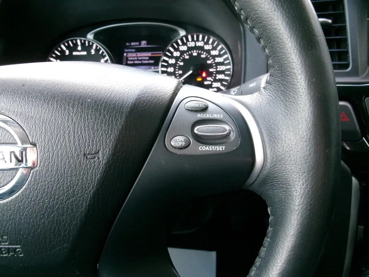 Nissan Pathfinder снимка Nissan Pathfinder