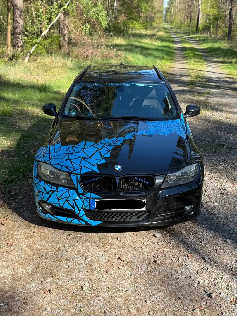 BMW 320 320i Touring crna - 1