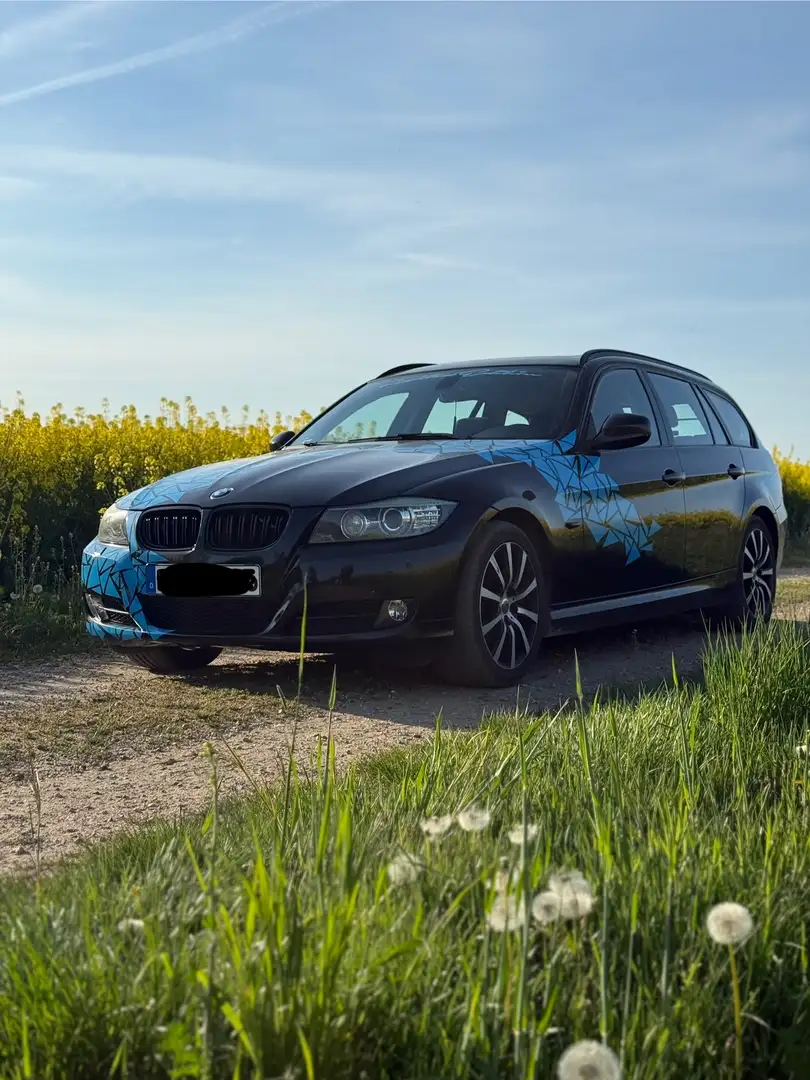 BMW 320 320i Touring crna - 2