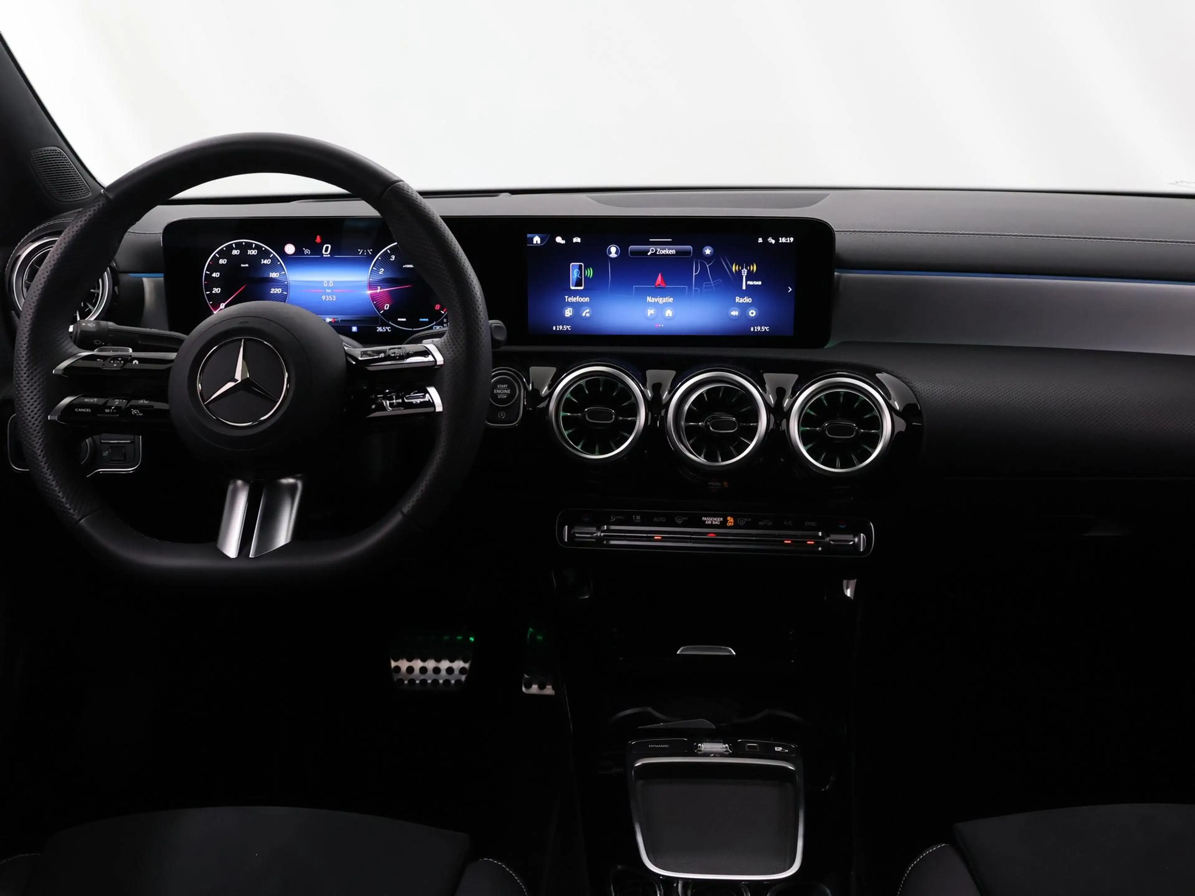 Mercedes-Benz CLA 180 Coupé Business Solution AMG | Panoramaschuifdak | — photo 8