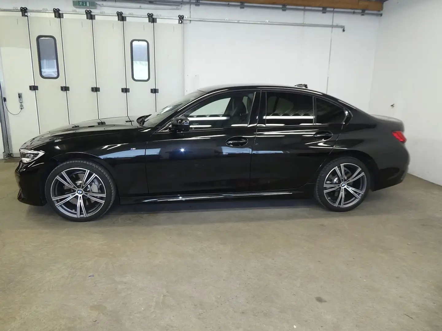 BMW 330 i M Sport Aut. Schwarz - 2