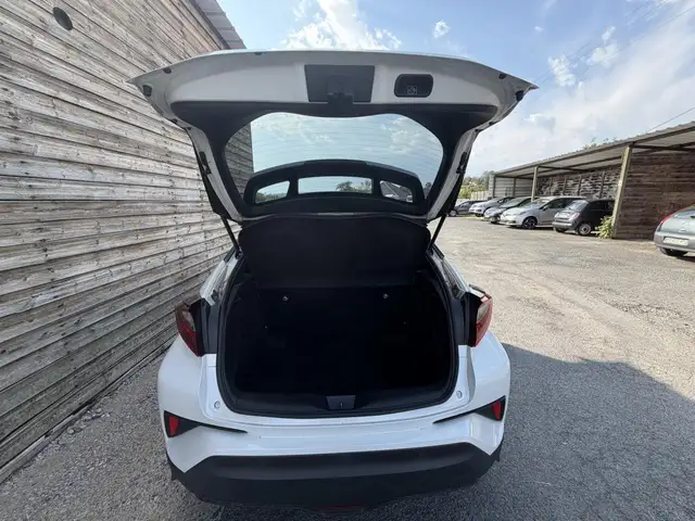 Toyota C-HR view 9