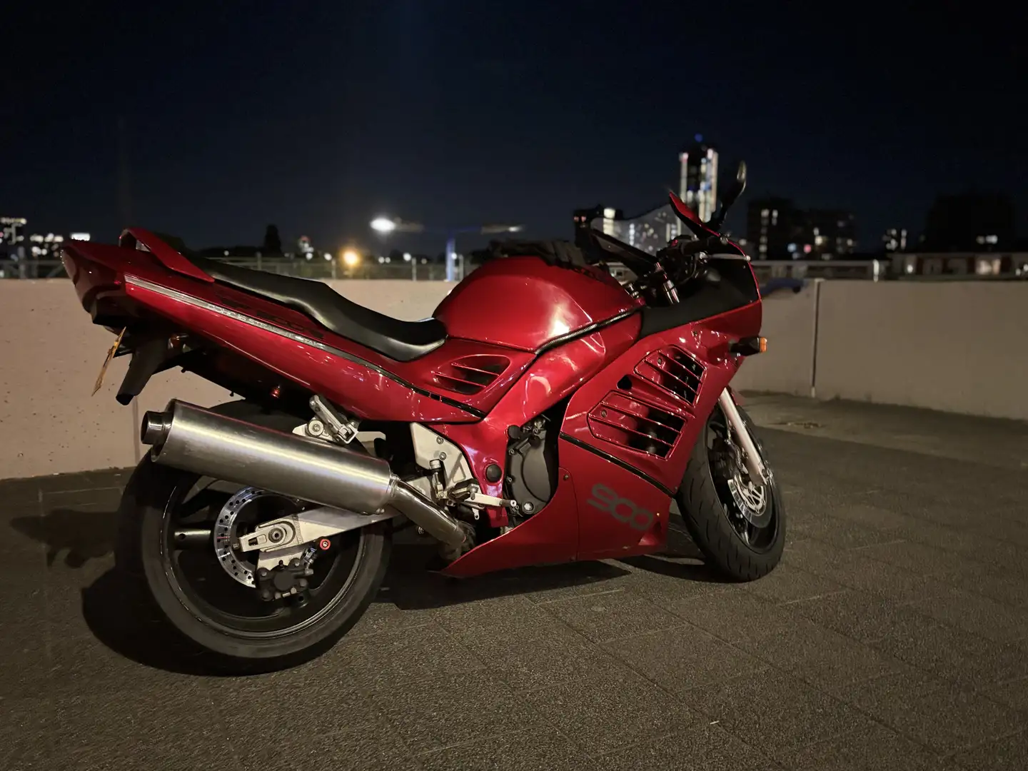 Suzuki RF 900 GT73A Rood - 2