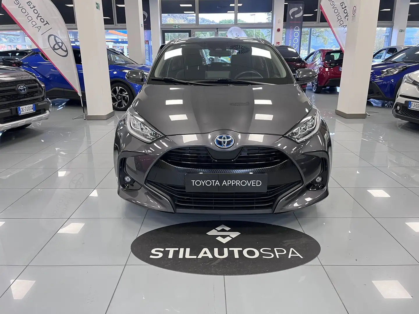Toyota Yaris Yaris 1.5 Hybrid 5 porte Trend Grigio - 2