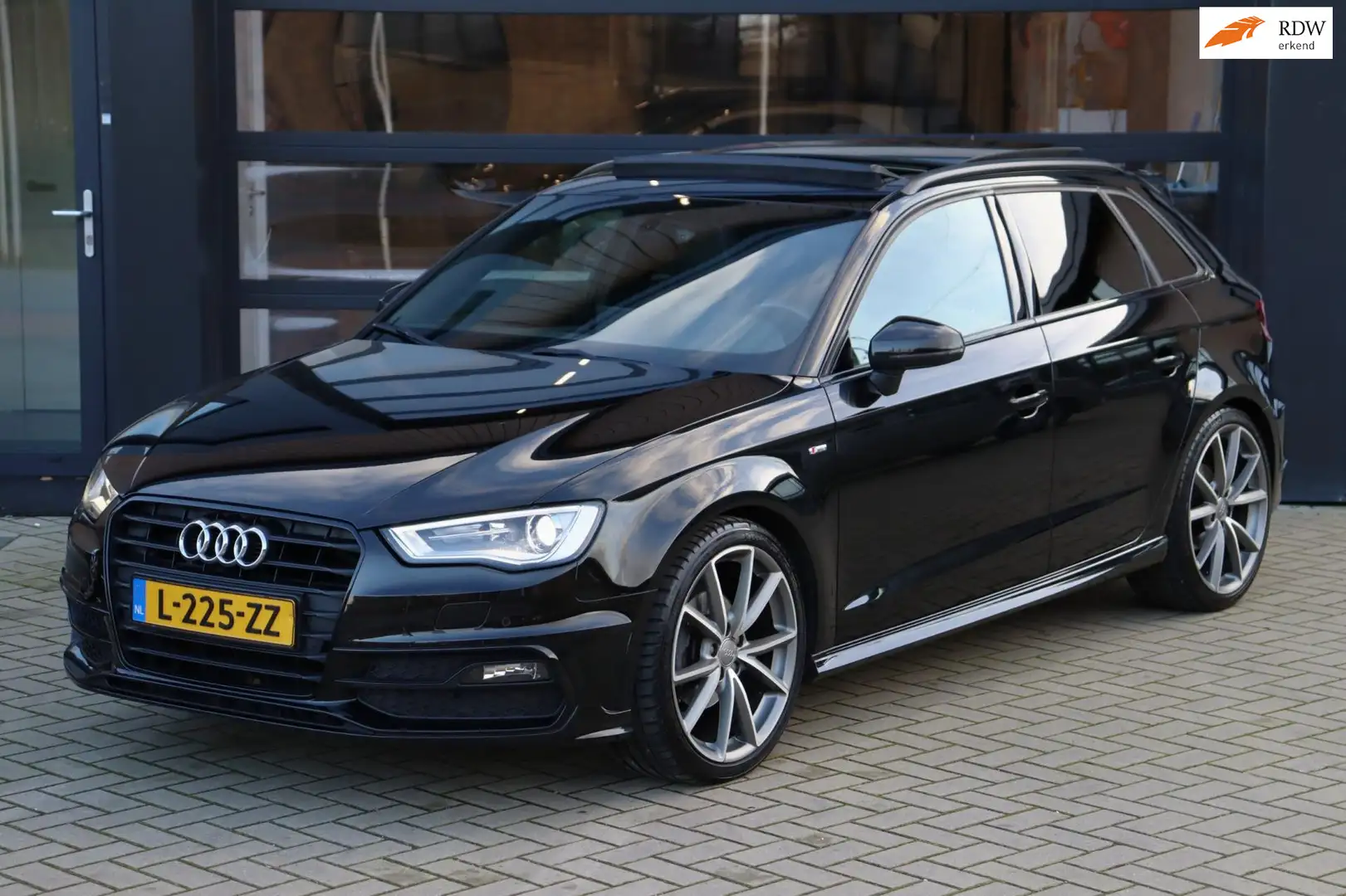 Audi A3 Sportback 1.4 TFSI CoD Ambition Pro Line S | 3x S- Černá - 1