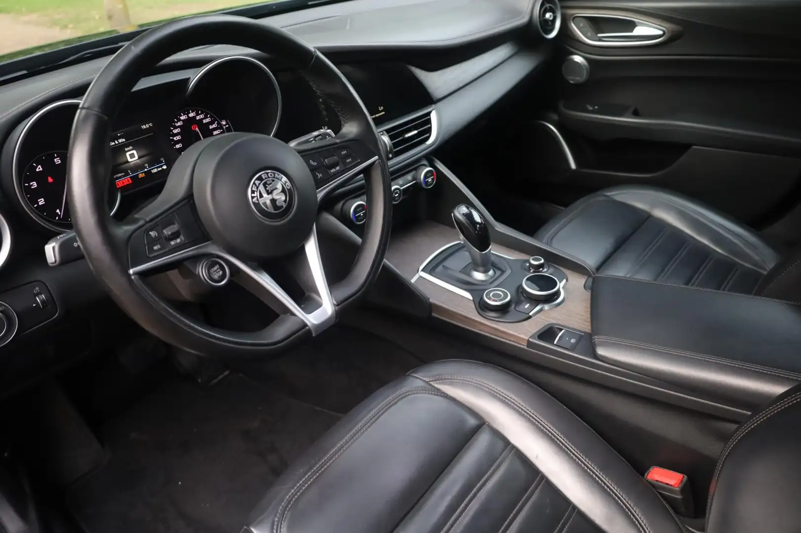 Alfa Romeo Giulia 2.0 Turbo Aut. | Harman-Kardon | Elek. Stoelen | R Zwart - 2