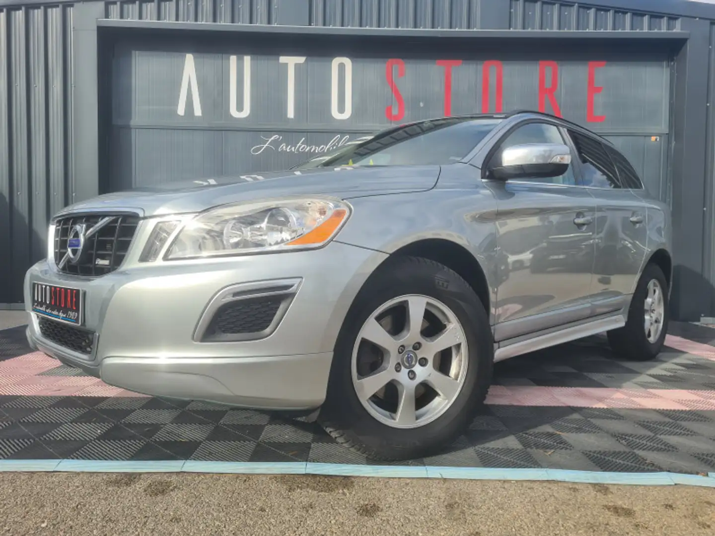 Volvo XC60 D5 AWD 215CH R-DESIGN GEARTRONIC Gris - 2