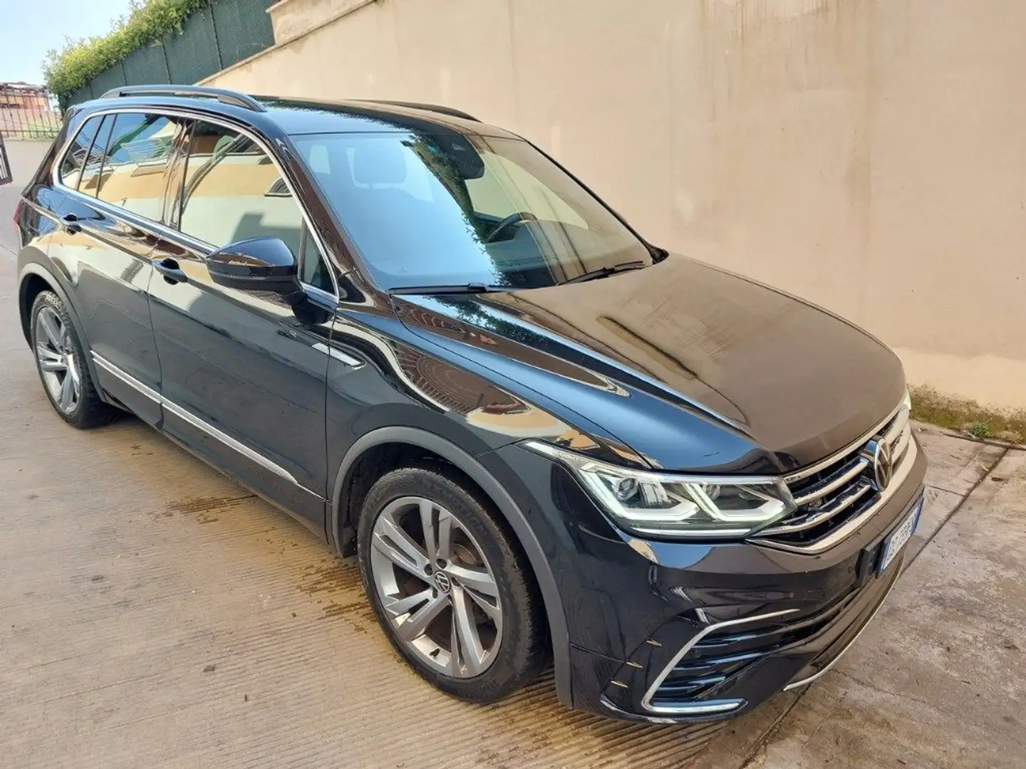 Volkswagen Tiguan 2.0 TDI 150 CV SCR DSG R-Line Uniprò Fatturab. Nero - 1
